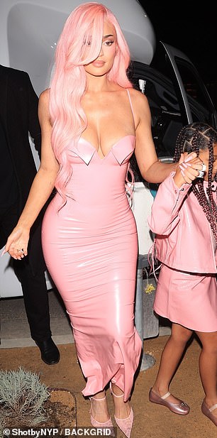 Kylie se odlučila za minimalne modne dodatke kako bi njezina odjeća bila glavna žarišna točka te je dodala par mini naušnica i nekoliko kričavih prstenova na ruke