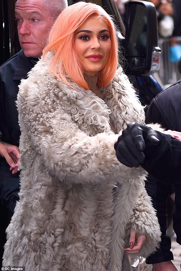 King Kylie odnosi se na alter ego medijske ličnosti gdje je često nosila hrabre boje kose i šminku oko 2015.; Kylie viđena 2017. u New Yorku