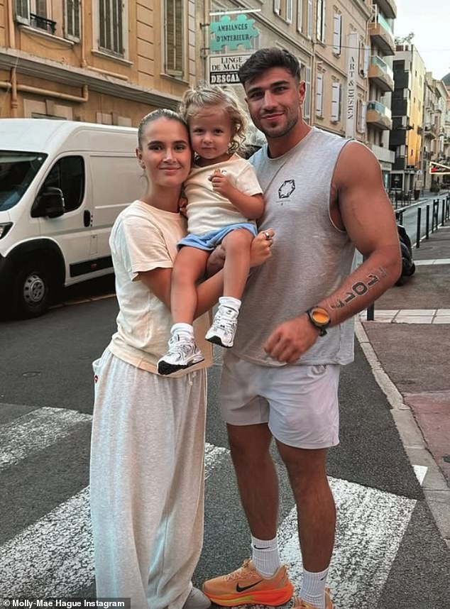 U napetoj sceni, Molly-Mae ima težak razgovor s Tommyjem prije nego što spusti telefon na njega dok je vani