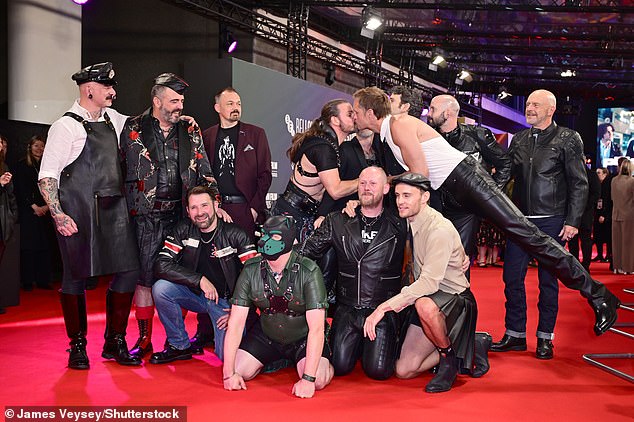 Skarsgard je viđen kako pozira za fotografije s ostatkom glumačke ekipe Pillion - koji su također nosili kožu