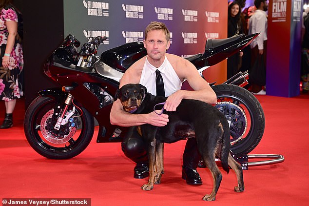 Skarsgard je pokazao svoje zategnute ruke u bijeloj košulji s ovratnikom bez leđa s crnom kravatom, kao i par kožnih ravnih hlača s kopčanjem na vezice na međunožju