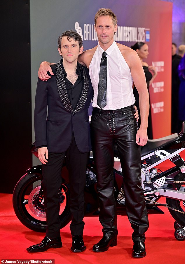 Pillion, u kojem glume Skarsgard i Harry Melling (36), koji je glumio Dudleyja Dursleya u Harryju Potteru, gay je romansa s BDSM temom (Skarsgard i Melling na slici)