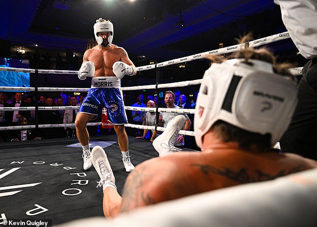 Morris, koji je ušao u borbu nakon mjeseci priprema pod vodstvom bivšeg svjetskog prvaka Darrena Barkera, pratio je Bentleya i birao njegove udarce iz prve runde