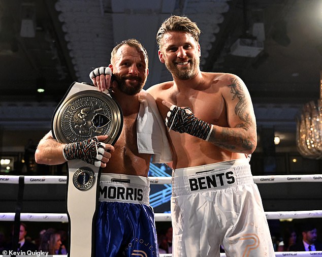 Par je viđen zagrljen nakon naslovne tučnjave na dobrotvornoj kartici u Londonu