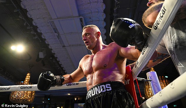 Obožavatelji su, međutim, bili impresionirani Trundleovim oblikom na večeri borbe (na slici gore)