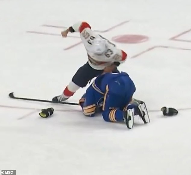 Marchand je tada počeo udarati svog suparnika prije nego što su se drugi igrači uključili