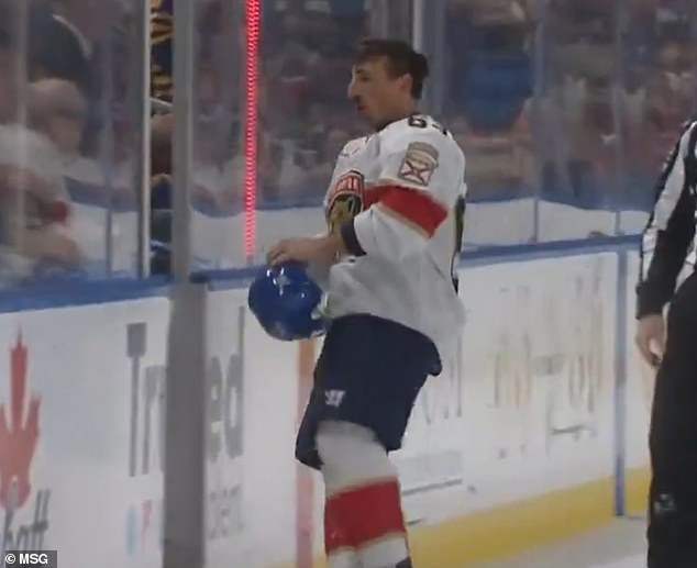 Marchand je odklizao s leda s Dahlinovom kacigom prije nego ju je počeo parati