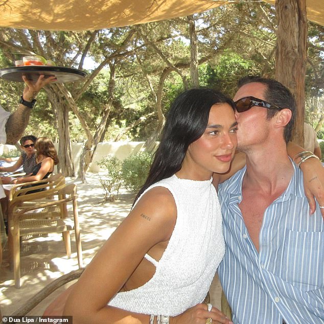 U novom intervjuu detaljno je opisao njihov prvi susret, otkrivajući 'pravilo' koje par ima koje im omogućuje da održe svoju vezu usred pretrpanog rasporeda i putovanja na daljinu.