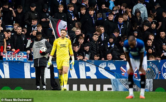 Vratar Butland napušta teren nakon 2-2 remija s Dundee Unitedom na Ibroxu