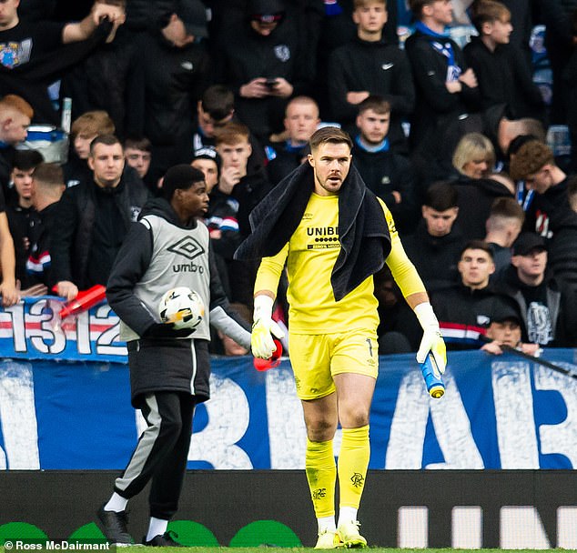 Jack Butland izgleda prikladno potišteno dok odlazi s terena Ibroxa na punom terminu u subotu