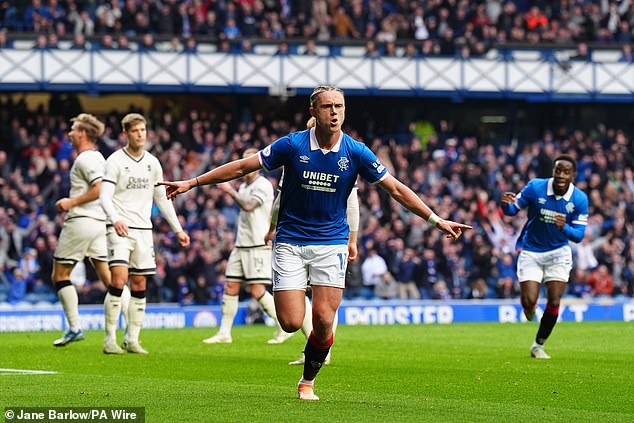 Thelo Aasgaard slavi nakon što je doveo Rangerse u vodstvo sjajnim golom