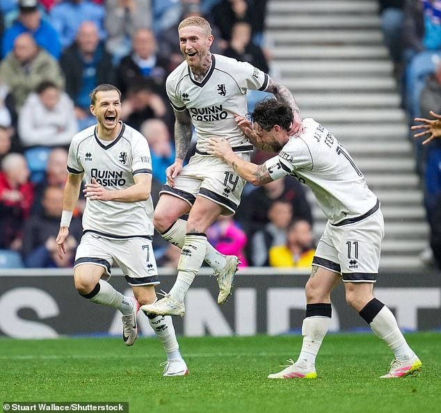 Momčad Tayside dramatično je povela 2-1 nakon briljantnog pogotka Craiga Sibbalda iznad centra