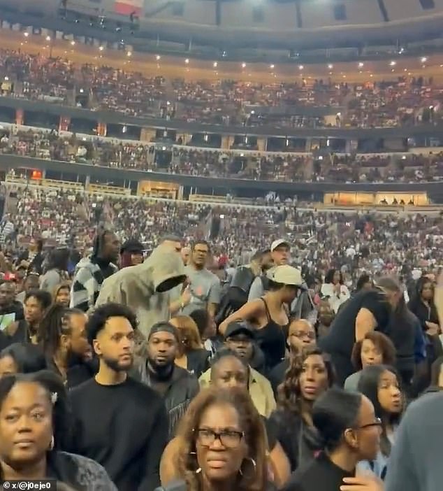 Zaprepašteni užasnim završetkom koncerta, u kojem su se cijene ulaznica kretale oko 200 dolara, Brandyjevi navijači izrazili su i bijes i zabrinutost na internetu (na slici: zbunjena publika na koncertu)