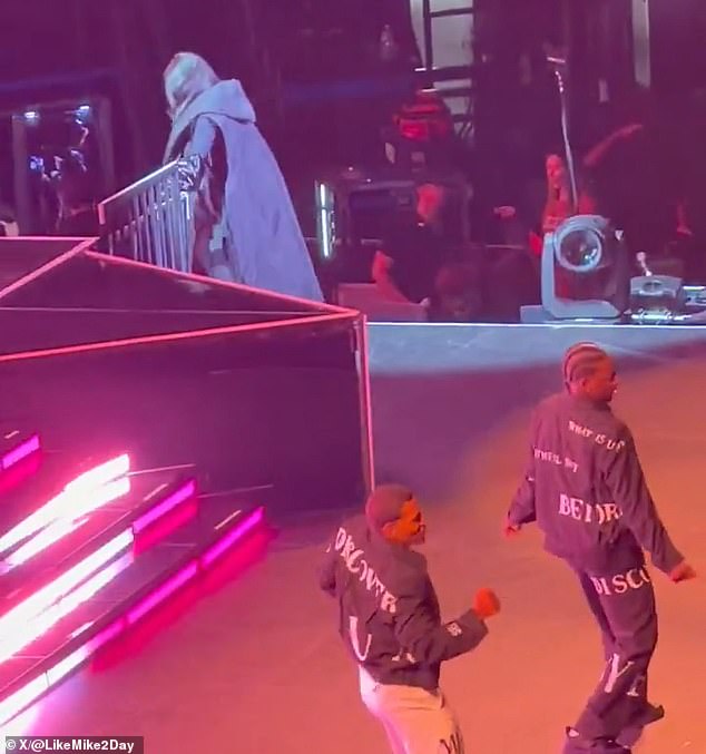 Brandy je otišla (na slici) - bez upozorenja da se neće vratiti - dok je pjevala svoj hit Baby iz 1994. u prepunoj areni koja može primiti do 23.500 gledatelja