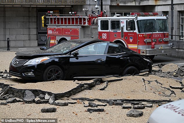 U jednoj sceni, automobil je uočen na smrskanom pločniku s njujorškim vatrogasnim vozilom parkiranim pokraj njega