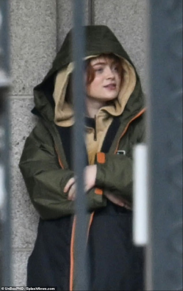 Glumcu se pridružila glumica Stranger Things Sadie Sink, koja je prvi put viđena na snimanju umotana u bež majicu s kapuljačom i topli kaki kaput dok je razgovarala s ekipom
