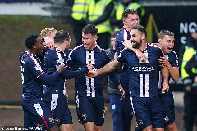 Clark Robertson (drugi desno) hvaljen nakon što je postigao prvi gol u trijumfu svoje momčadi