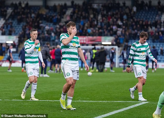 Callum McGregor, James Forrest i Luke McCowan odlaze nakon poraza u Dens Parku