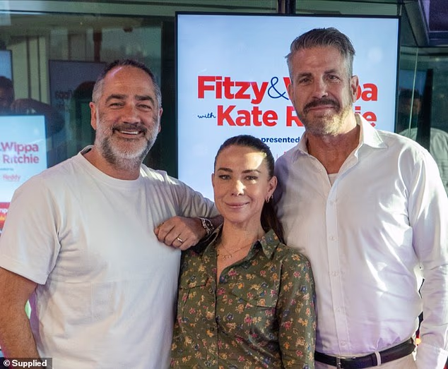 U satima uoči premijere serije srebrna lisica bila je šarmantna radijska voditeljica Kate Ritchie. Na slici: Kate (u sredini) sa suvoditeljem Michaelom 'Wippa' Wipflijem (lijevo)
