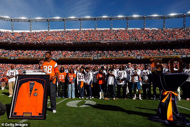 Bivši igrač Broncosa Emmanuel Sanders govori tijekom Thomasove posthumne indukcije