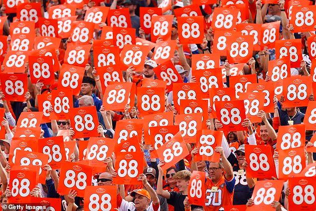 Navijači Denver Broncosa drže natpise u znak sjećanja na preminulog Demaryiusa Thomasa