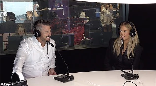 Par je minimalizirao svoju interakciju, izbjegavajući kontakt očima ili razgovor dok su napuštali studio The Kyle and Jackie O Show, nastavljajući odbacivati tvrdnje o romantičnoj vezi