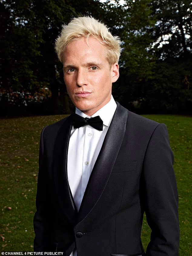 Jamie je objasnio da su se njegove borbe samo pogoršale kada se pridružio Made In Chelsea 2011. kada je imao 23 godine (na slici) jer je hrana postala njegovo jedino sredstvo 'kontrole'