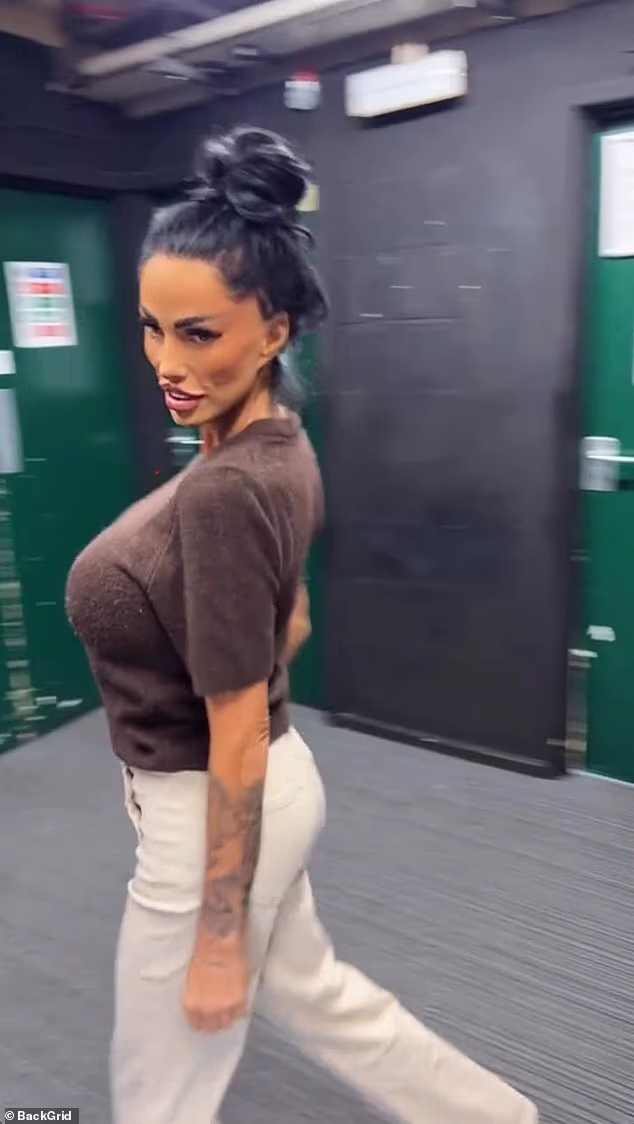 Dijeleći snimke s Instagrama ranije ovog mjeseca, Katie je modelirala svoju novu odjeću brenda JYYLDN dok se spremala izaći na pozornicu