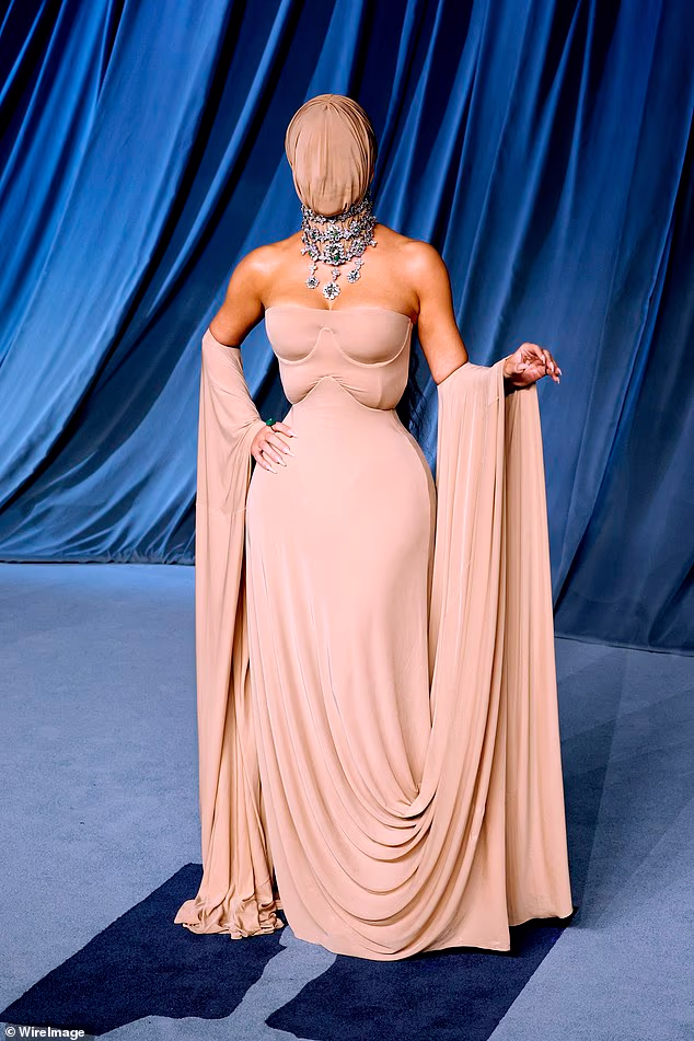 Kardashian je prekrila lice na 5. godišnjoj gala akademiji u Muzeju filmske akademije 18. listopada