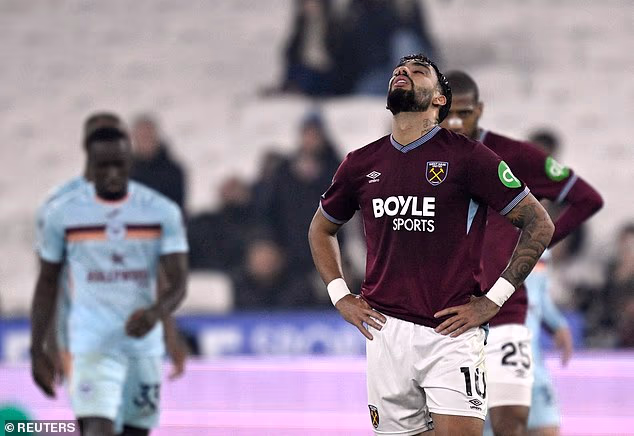 West Ham je izviždan od strane navijača koji su se trudili ostati do kraja, a mnogi su odlučili bojkotirati utakmicu