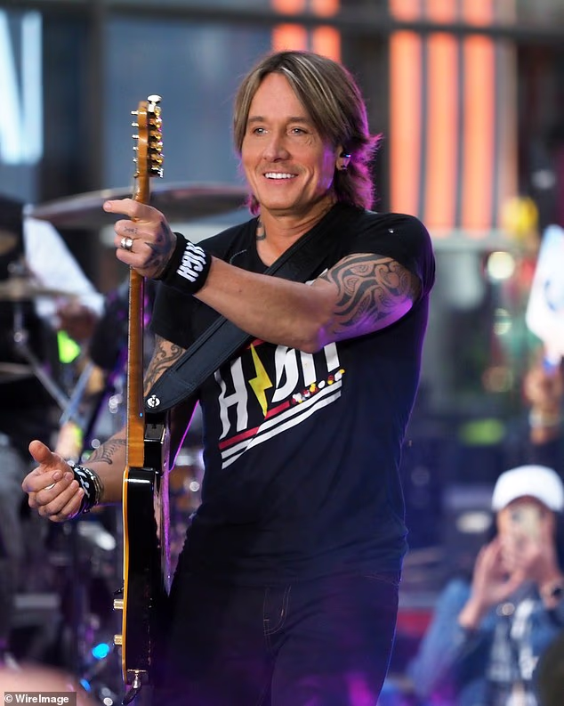 Keith glumi u novoj CBS-ovoj seriji, The Road, u kojoj se 12 nada u country glazbi natječe za predgrupu dobitnika Grammyja. Na premijeri serije, koja je u nedjelju emitirana u SAD-u, Keith je izašao na pozornicu kako bi izveo svoju pjesmu Straight Line