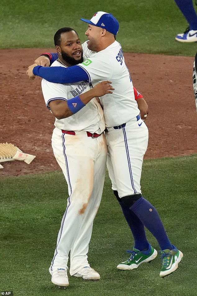 George Springer iz Toronto Blue Jaysa, desno, grli suigrača Vladimira Guerrera Jr.