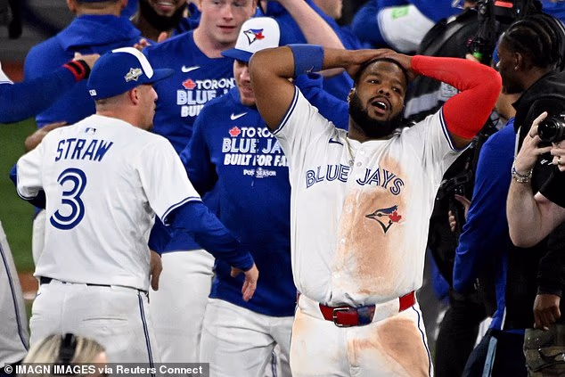 Prvi nositelj Toronto Blue Jaysa Vladimir Guerrero Jr. (27) slavi sa suigračima