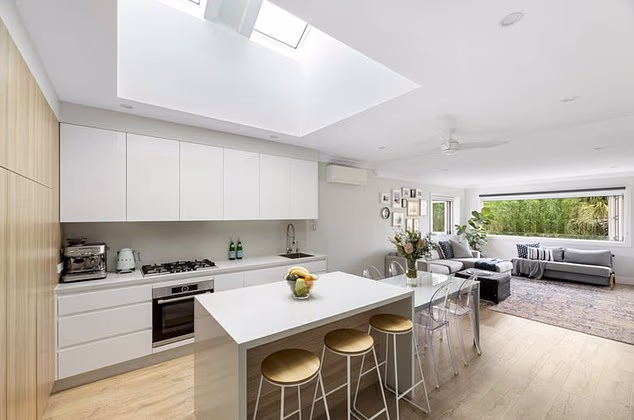 Jedinica 3 imala je najuzbudljiviju povijest Renosa predstavljenog 2004. godine, mijenjajući vlasnika četiri puta nakon što je prodana za 795.000 dolara na Block aukciji. Na slici: Slike podijeljene na internetu za najnoviji popis prikazuju stan na katu kao šik rasprostranjen s otvorenim dizajnom