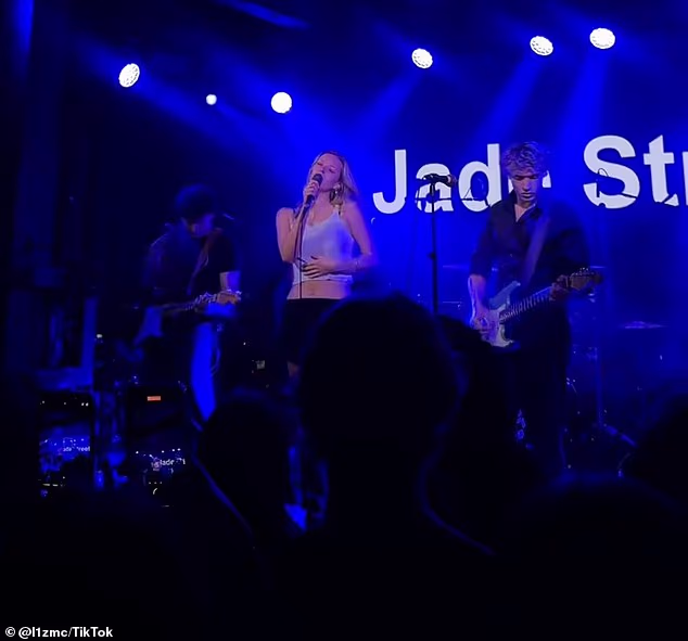 Njezin je nastup dočekan s veseljem i tvrdnjom da nije naslijedila očev talent