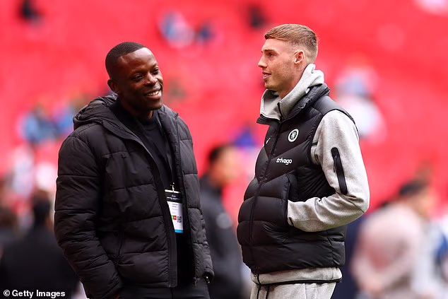 Mnogi igrači koji igraju za Wythenshawe FC Vets bili su treneri i stručnjaci od svojih igračkih dana, dok Onuoha (lijevo) radi za Man City kao ambasador