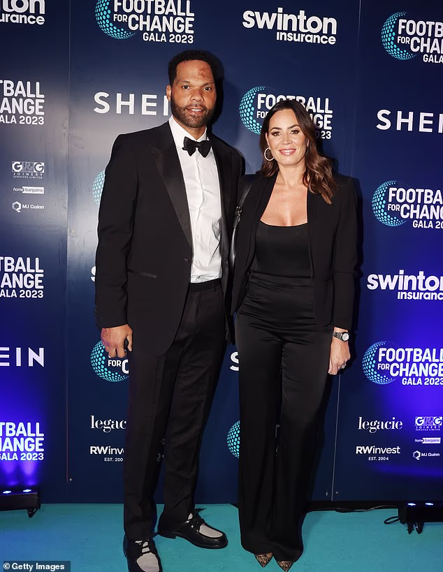 Lescott - koji je postigao hat-trick za Wythenshawe FC Vets ove sezone - nedavno je imenovan kao dio privremene pozadinske momčadi Leeja Carsleya u seniorskoj momčadi Engleske