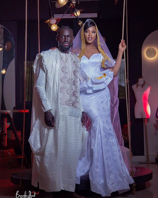 Oumar Niasse, koji je upisao 35 nastupa za Everton, još je jedan član Wythenshawe FC-a