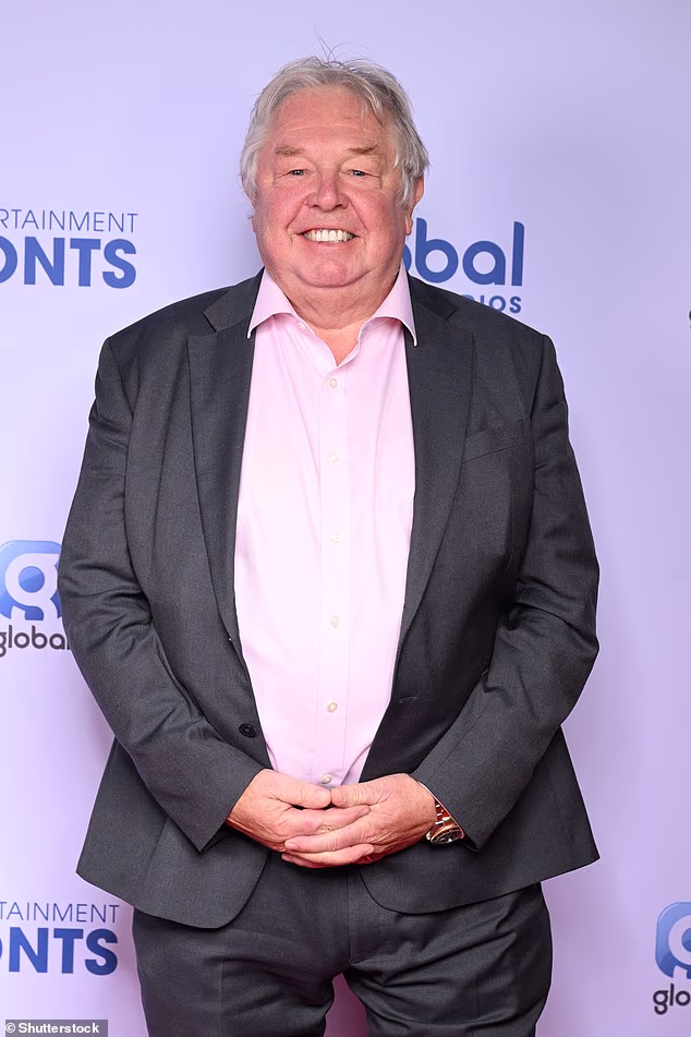 Nick Ferrari izgledao je dotjerano u sivom odijelu i ružičastoj košulji