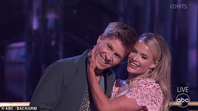 'Robert je zaslužio prvih 10 u sezoni', napisao je jedan korisnik, a netko je dodao: 'Razočaran, to je bio najzaslužniji ples od 10 mješovitih s tim koreom… kao što je uopće nedostajalo?!'