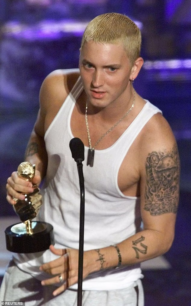 Katie su navodno pitali koje je najpoznatije ljude s kojima se ljubila, na što je ona odgovorila da su se ona i Eminem jednom mazili (Eminem viđen 2000.)