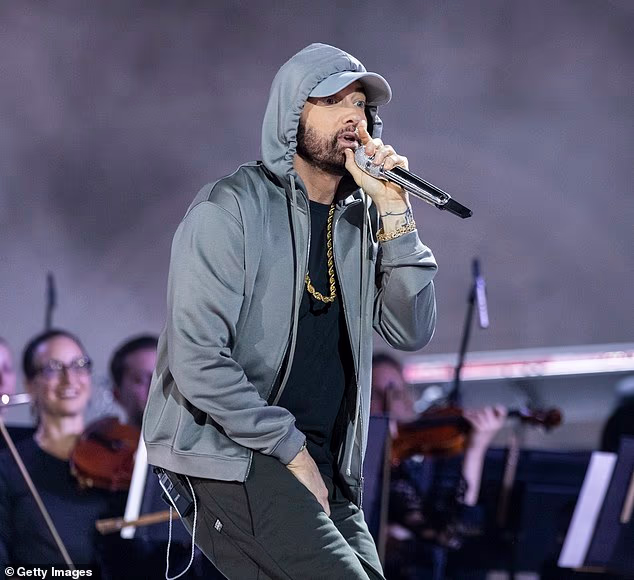 Prema The Sunu, Katie je priznala još jednu poznatu ljubavnu vezu jer je otkrila da je poljubila Eminema, pravog imena Marshall Mathers (Eminem je viđen u lipnju 2024.)