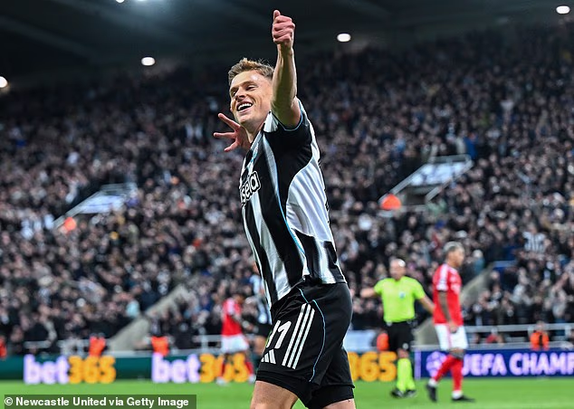 Barnes je propisno slavio gestom luka i strijele u znak počasti svom vrataru u metak