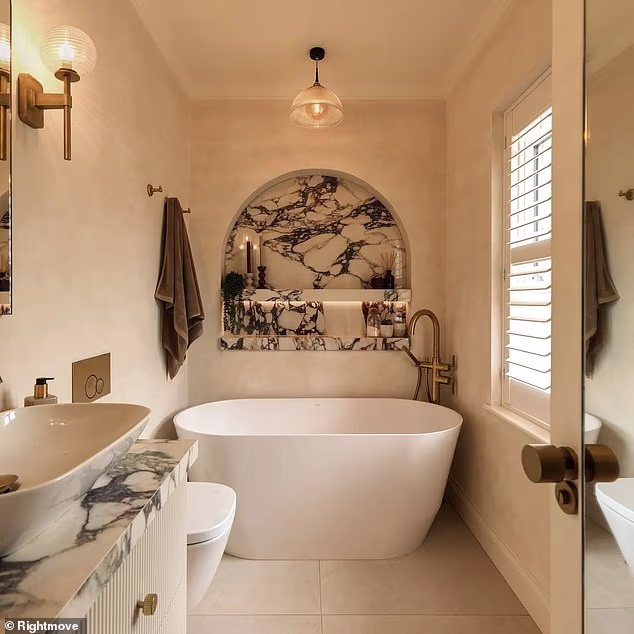 The Sun također izvješćuje da pjevačica Reacha želi dodati krovno svjetlo svom prenamjenu potkrovlja