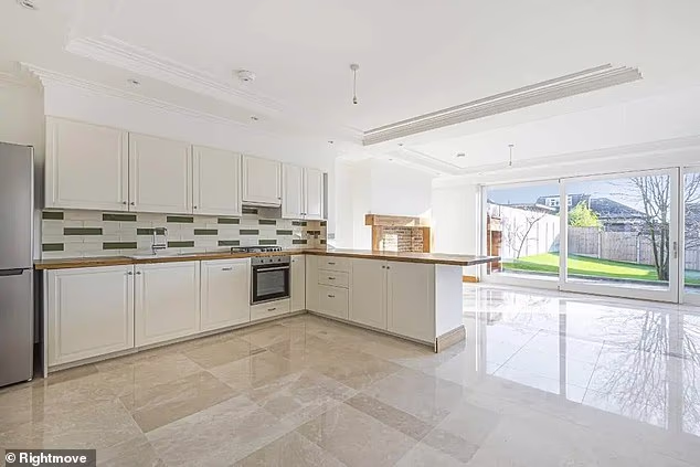 Dok Rachel pokušava nastaviti dalje, kupila je nevjerojatnu dvojnu kuću s četiri spavaće sobe za vrtoglavih 1,1 milijun funti