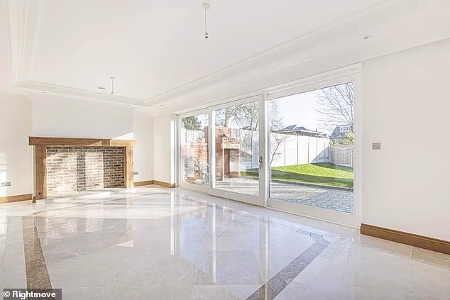 Nekretnina je preplavljena prirodnim svjetlom i može se pohvaliti otvorenim rasporedom u prizemlju između kuhinje, blagovaonice i dnevnog boravka