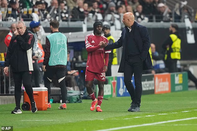 Povukao ga je Arne Slot umjesto Conora Bradleya nakon samo 19 minuta