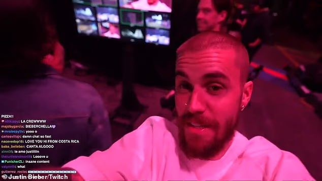 Bieberov stream snimljen je na masivnoj zvučnoj pozornici s zatvorenim košarkaškim igralištem, golf terenom, skateboardom i velikim stolom za bilijar