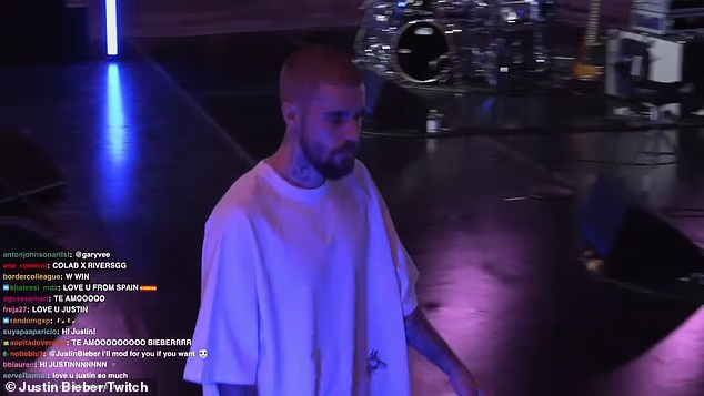 U akciji je bilo čestih zatišja, a Bieber je pauzirao igru ​​kako bi skrolao po svom iPhoneu ili komunicirao jedan na jedan s članom svog tima