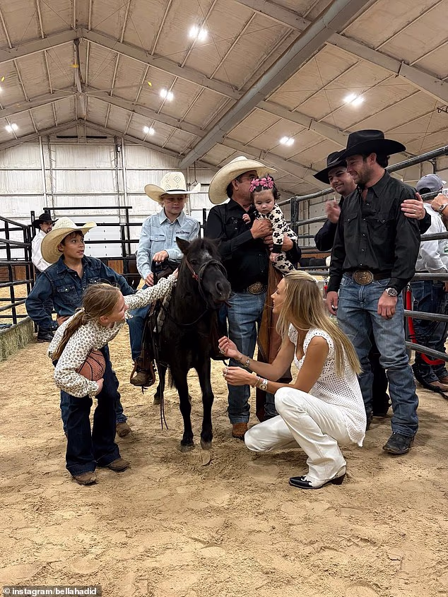 Među snimkama je bila slika Belle na rodeu sa šetlandskim ponijem, dok se pridružila Adanovoj obitelji